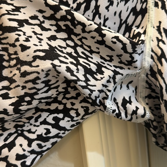 Athleta Salutation Stash Pocket II 7” Short - Picture 3 of 7